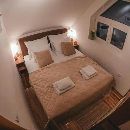 Mir I Lira Apartment *